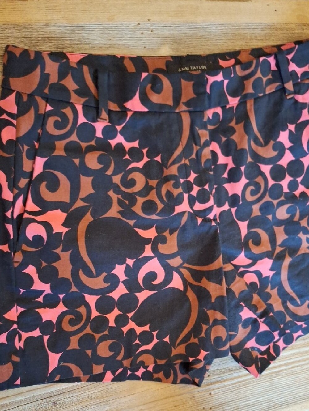 Ann Taylor Black and Pink Scroll-Print Shorts. Size 2 - Picture 5 of 9